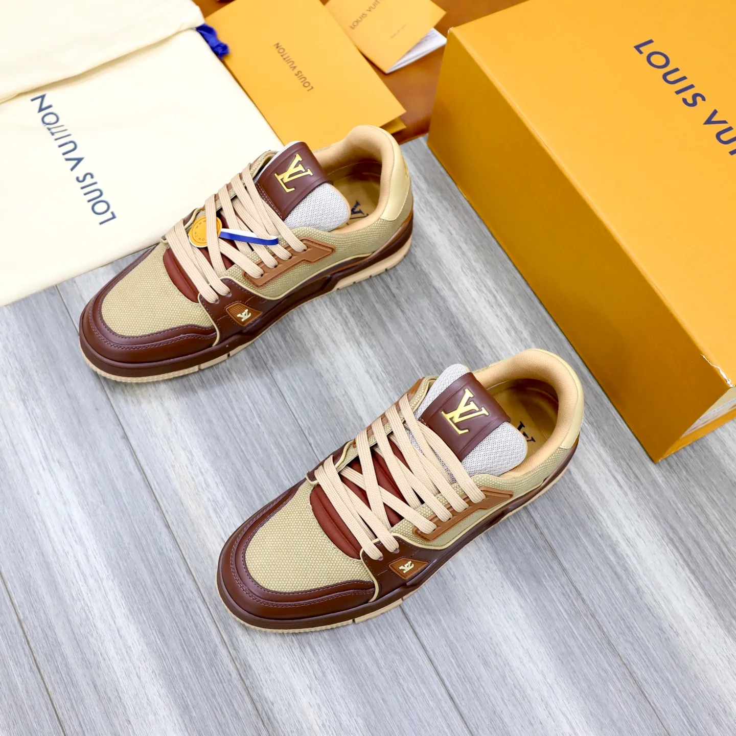 Ex-factory price: 780💰Original development, quality shipping, welcome to compare ❥❥❥❥❥❥LV sneaker series LV Trainer Maxi sneakers introduce the loose silhouette of the ready-to-wear series into the LV Trainer sneaker design written by Virgil Abloh, making an eye-catching appearance in the spring and summer men's wear shows. The cow leather upper is combined with rough fabric laces, and colorful beading highlights the brand's classic elements. LV letters mark the tongue and Monogram floral outsole. Mixed materials Made of first-layer cowhide, wrapped in imported custom-printed denim, thick shoelace design, large Monogram print on the side, "lv 54" badges on the tongue and heel, rubber outsole decorated with Monogram flowers, mesh lining and cotton feet, the comfort is as extreme as ever, premium heritage, quality first, worth owning! Size: 35-40 for women, 39-44 for men (custom-made sizes 38 and 45 are non-refundable)